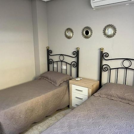 Inviting 4-Bed Villa In 오리후엘라 외부 사진